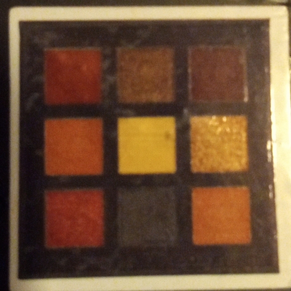 Revolution Batman eyeshadow palette - Picture 3 of 4
